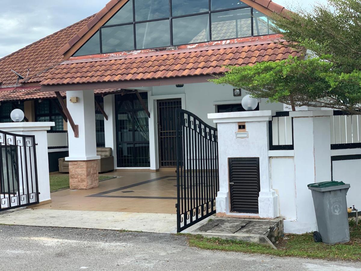 Villaparadise Homestay Batu Pahat Exterior foto